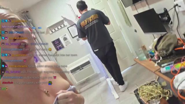 Kick Streamer SweatyVibin breaks down FlexieFae's door before she gets changed