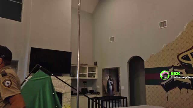 clip of youtuber KeegleWeegle busting ZuesIRL head open at Nerdballers prison stream