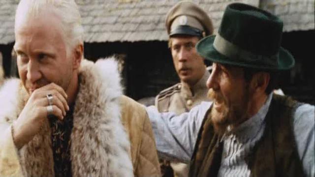 Охота на пиранью (2006), first appearance of blonde