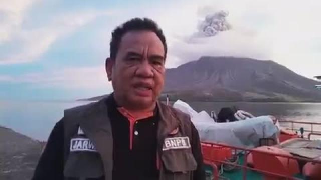 🇮🇩 INDONESIAN VOLCANO ERUPTION TRIGGERS MASS EVACUATION, AIRPORT CLOSURE  Mount Ruang in Indonesia has erupted, prompting the evacuation of over 11,000 residents and the closure of nearby airports. 