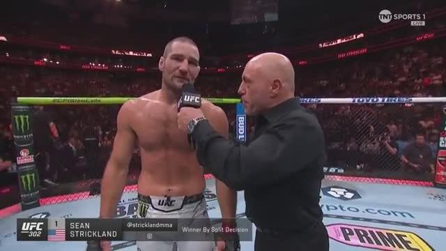  Sean Strickland sprints out of the Octagon for selfie with Donald Trump following UFC 302 victory 🤳 